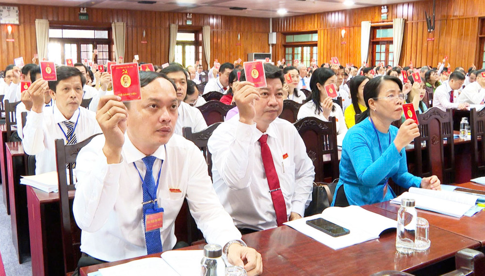 Đại biểu tham gia biểu quyết tại đại hội