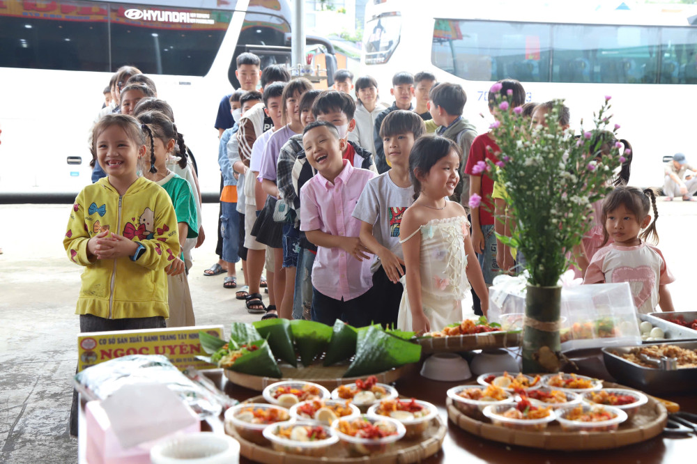 Các em nhỏ cùng khám phá ẩm thực Tây Ninh
