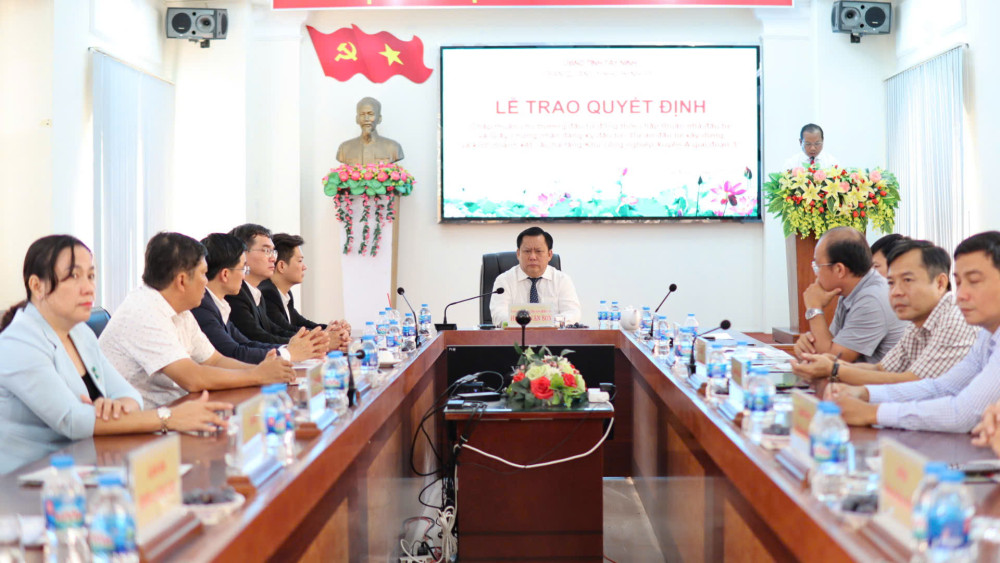 Các đại biểu dự lễ trao quyết định cho nhà đầu tư