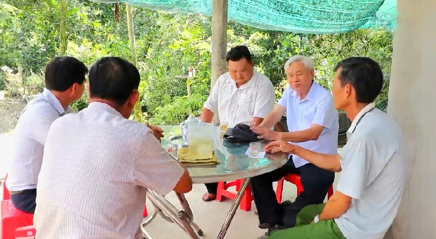 Cựu chiến binh Nguyễn Đức Thanh (thứ 2 từ phải qua) thăm nhà Nghĩa tình đồng đội trao tặng cho cựu chiến binh Ngô Văn Dũng (xã Hậu Thạnh)