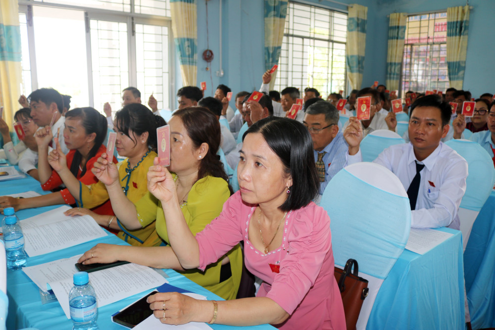 Đại biểu biểu quyết thông qua Nghị quyết đại hội 