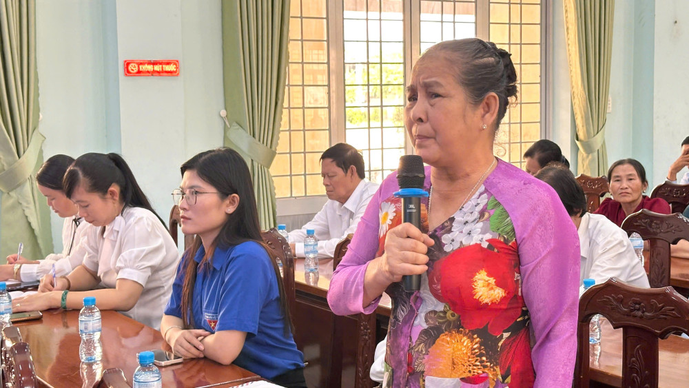 Cử tri nêu ý kiến tại buổi tiếp xúc