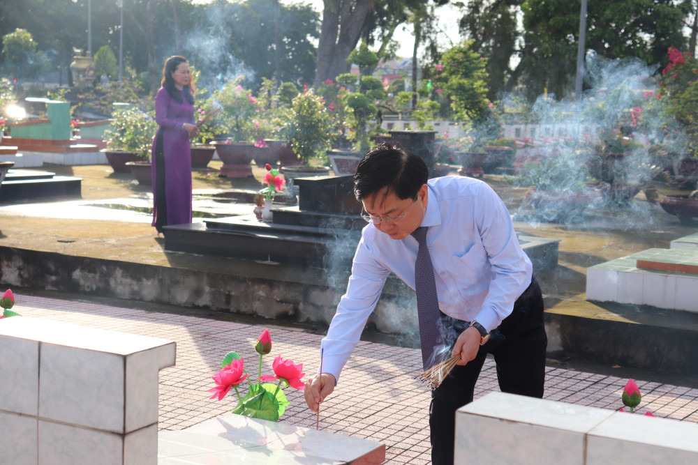 Bí thư Tỉnh ủy Nguyễn Văn Quyết thắp hương tri ân các anh hùng, liệt sĩ 