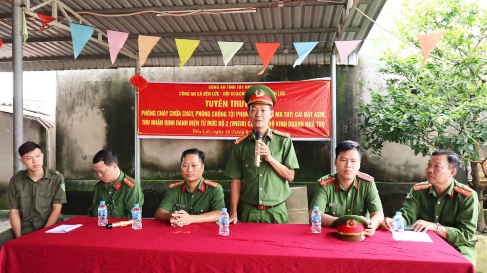 Cán bộ Công an tuyên truyền pháp luật (ảnh Thúy An)