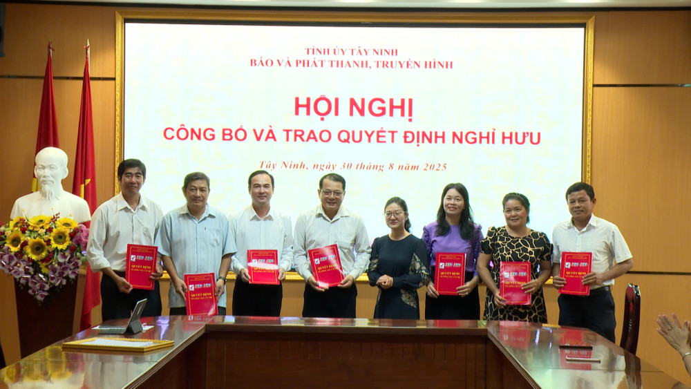 Trao các quyết định nghỉ hưu, nghỉ thôi việc của Báo và phát thanh, truyền hình Tây Ninh cơ sở 1 