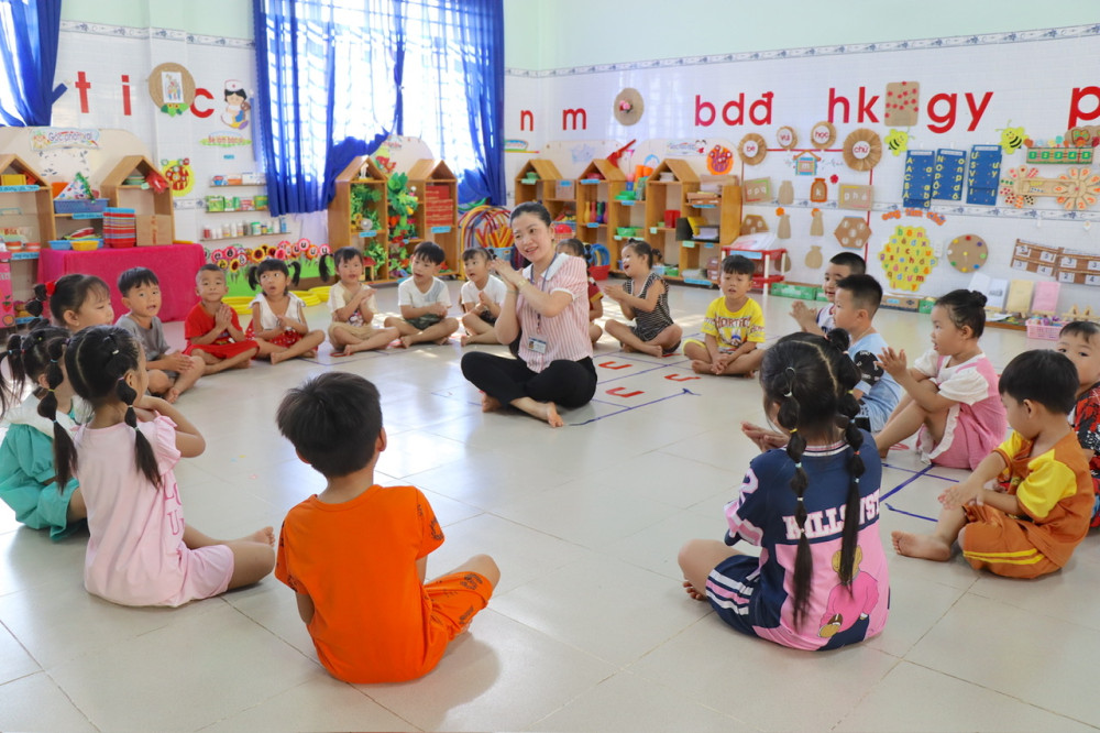 Trong giờ học tại Trường Mẫu giáo Thành Long, huyện Châu Thành, tỉnh Tây Ninh (cũ)