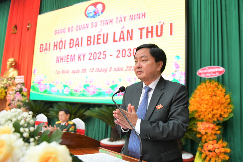 Bí thư Tỉnh ủy, Bí thư Đảng ủy Quân sự tỉnh Nguyễn Văn Quyết phát biểu bế mạc đại hội