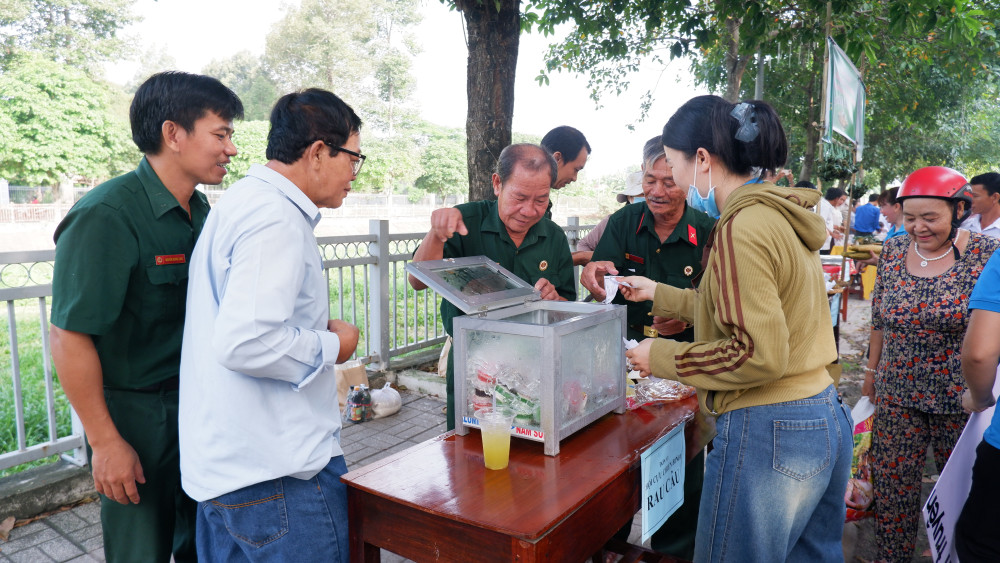 Người dân dùng phiếu mua hàng tại các gian hàng ẩm thực