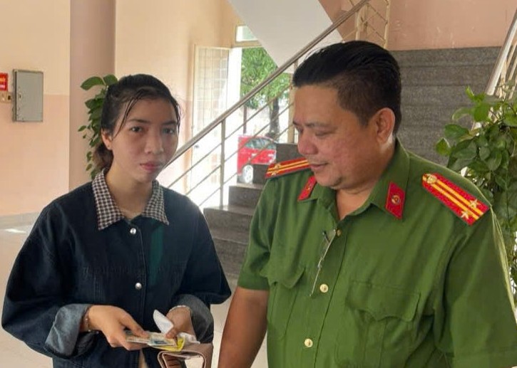 Công an phường Trảng Bàng trả lại chiếc ví bị đánh rơi cho chị H Gơi Bya