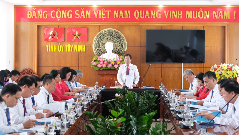 Các đại biểu thảo luận tại tổ về dự thảo các văn kiện Đại hội