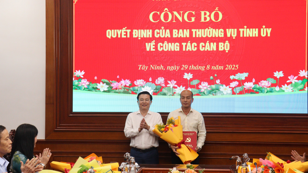 Trao quyết định bổ nhiệm đồng chí Mai Tuấn Kiệt giữ chức vụ Phó Hiệu trưởng Trường Chính trị tỉnh