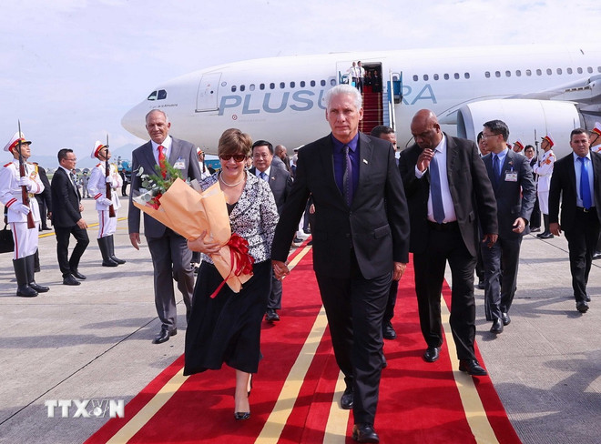 Bí thư Thứ nhất, Chủ tịch nước Cuba Miguel Díaz-Canel Bermúdez và Phu nhân đến Hà Nội, bắt đầu chuyến thăm cấp Nhà nước tới Việt Nam. (Ảnh: Văn Điệp/TTXVN)