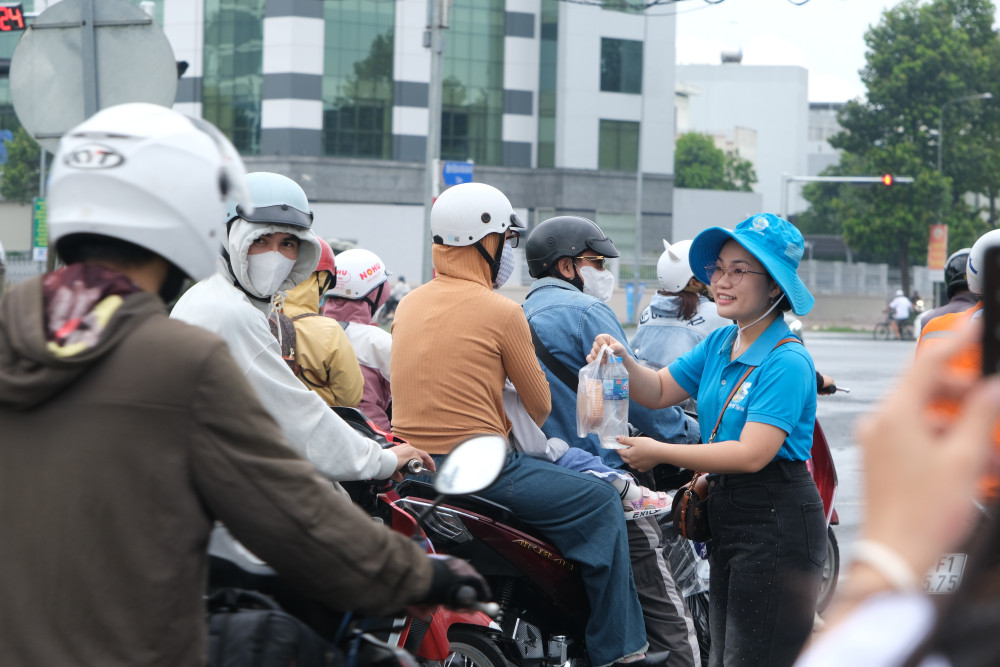 Những chai nước, phần bánh nghĩa tình được trao tận tay, tiếp thêm năng lượng cho người dân trên hành trình về quê