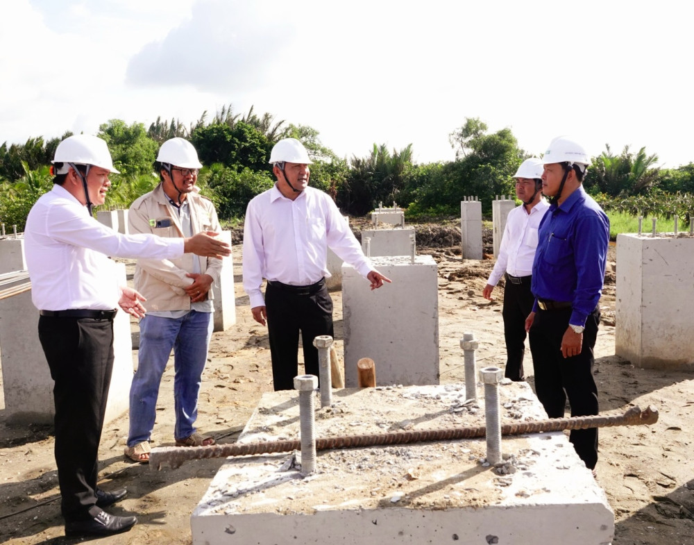 Lãnh đạo xã Thuận Mỹ đi thực tế một công trình đang thi công trên địa bàn để nắm tình hình