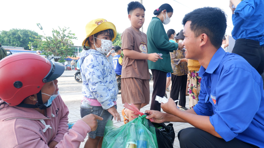 Thiếu nhi đổi chai nhựa lấy phiếu mua quà