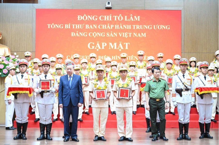 Tổng Bí thư Tô Lâm biểu dương các điển hình tiên tiến trong Công an Nhân dân và lực lượng bảo vệ an ninh trật tự tại buổi gặp mặt bên lề Đại hội