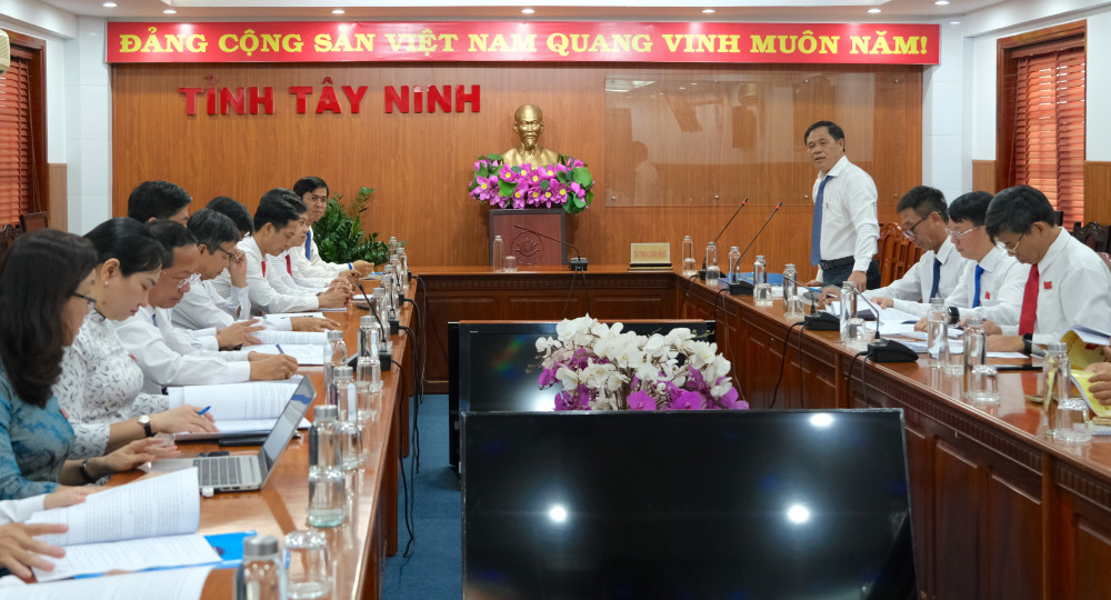Các đại biểu thảo luận tại tổ về dự thảo các văn kiện Đại hội