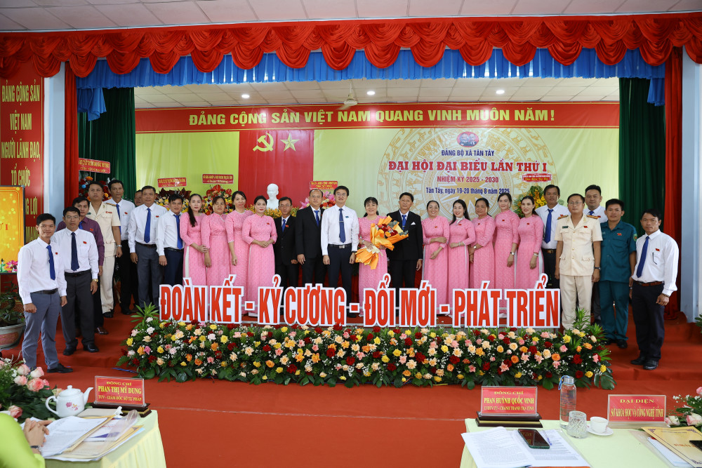 Ban Chấp hành Đảng bộ xã Tân Tây, nhiệm kỳ 2025 - 2030 ra mắt Đại hội