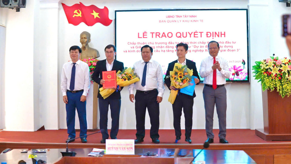 Phó Chủ tịch UBND tỉnh Huỳnh Văn Sơn và đại diện Ban Quản lý Khu kinh tế tỉnh trao quyết định cho nhà đầu tư