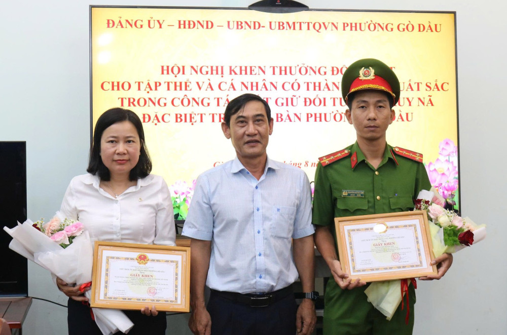 Chủ tịch UBND phường Gò Dầu Nguyễn Thanh Hải trao giấy khen cho tập thể và cá nhân có thành tích xuất sắc trong truy bắt đối tượng truy nã đặc biệt