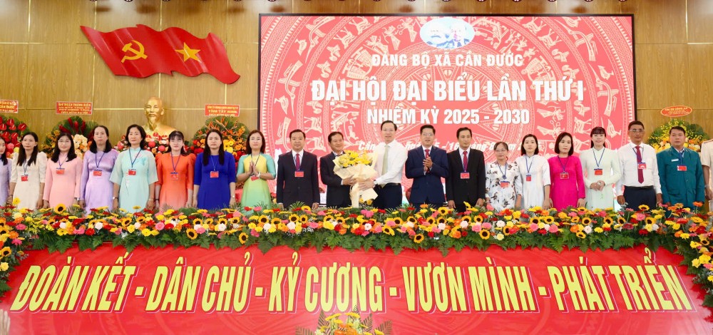 Ban Chấp hành Đảng bộ xã Cần Đước nhiệm kỳ 2025-2030 ra mắt Đại hội