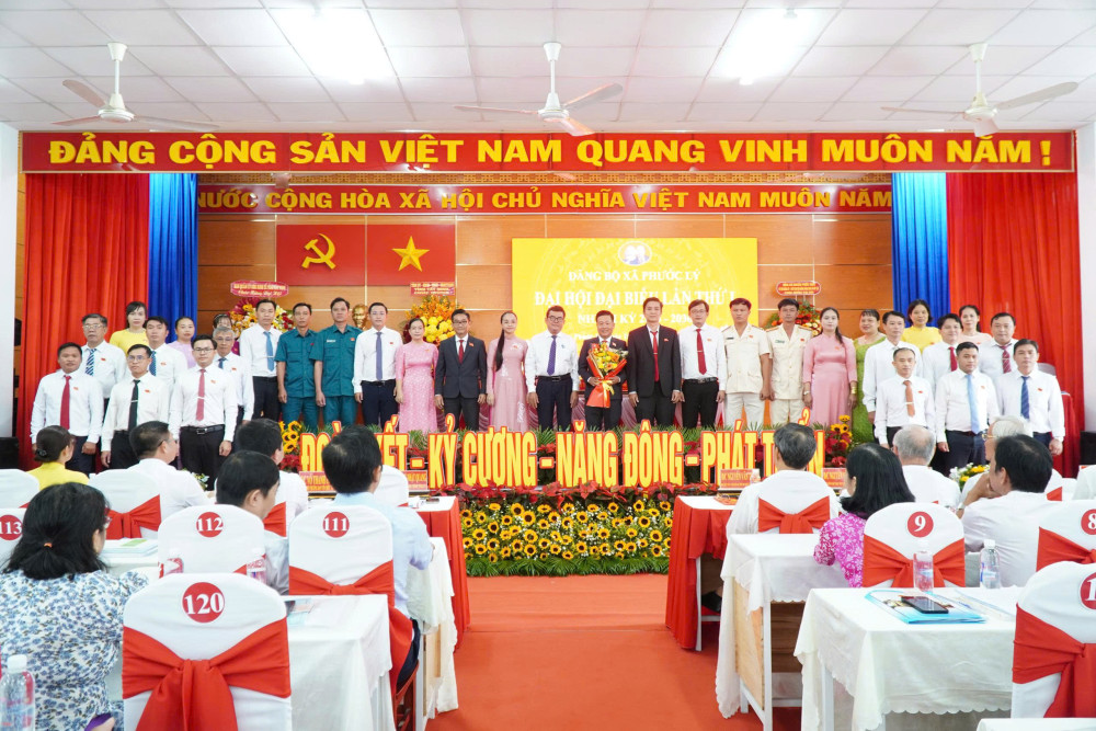 Ủy viên Ban Thường vụ Tỉnh ủy, Trưởng ban Nội chính Tỉnh ủy Trương Nhật Quang tặng hoa chúc mừng Ban Chấp hành Đảng bộ xã Phước Lý nhiệm kỳ mới