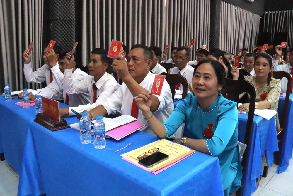 Đại biểu biểu quyết thông qua báo cáo tổng hợp các ý kiến về Báo cáo chính trị trình Đại hội đại biểu Đảng bộ xã Hưng Điền lần thứ I, nhiệm kỳ 2025-2030