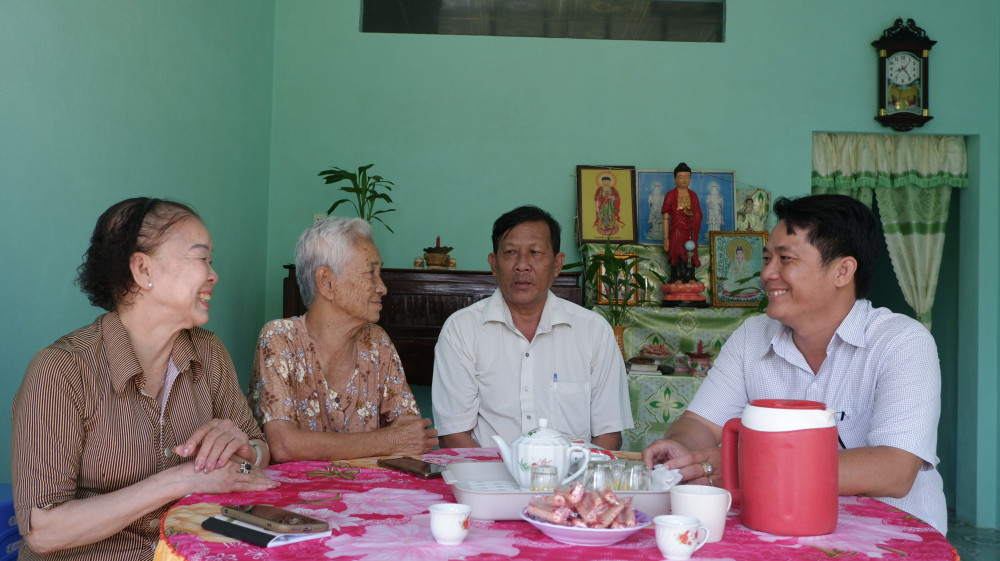 Bà Nguyễn Thị Kim Chi (bìa trái, ngụ xã Vĩnh Hưng) đã có căn nhà khang trang để “an cư, lạc nghiệp”