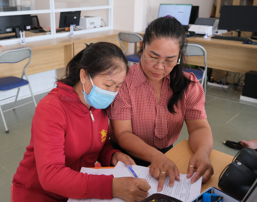 Cán bộ, công chức hỗ trợ người dân làm thủ tục hành chính tại Trung tâm Phục vụ hành chính công xã Hiệp Hòa
