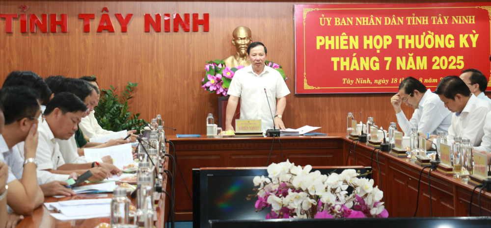Phó Bí thư Tỉnh ủy, Chủ tịch UBND tỉnh Nguyễn Văn Út phát biểu chỉ đạo tại phiên họp