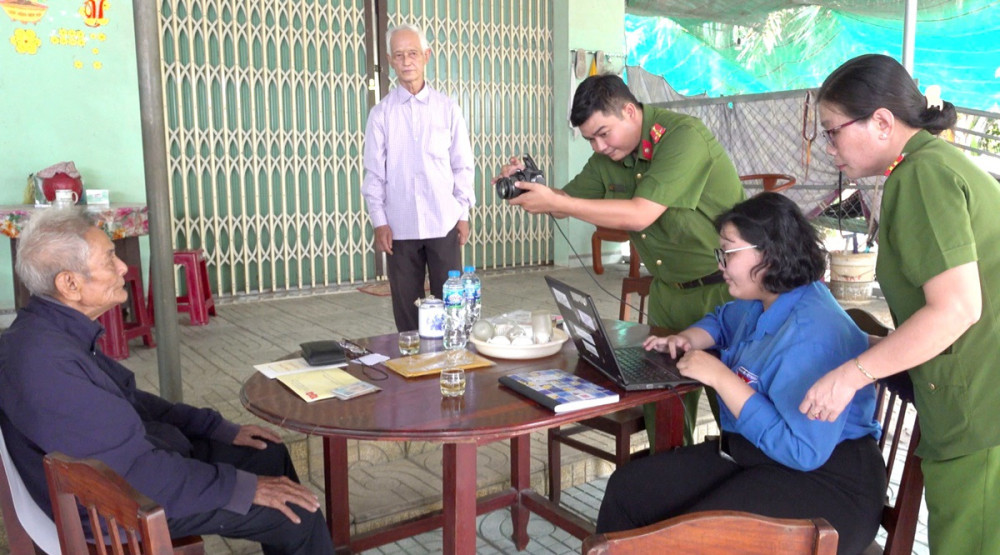 Công an đến tận nhà làm thủ tục cấp đổi thẻ đảng viên cho người lớn tuổi, đi lại khó khăn (ảnh T.L)
