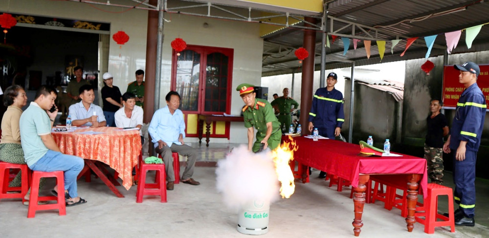 Hướng dẫn người dân sử dụng bình chữa cháy mi ni ( ảnh Thúy An)