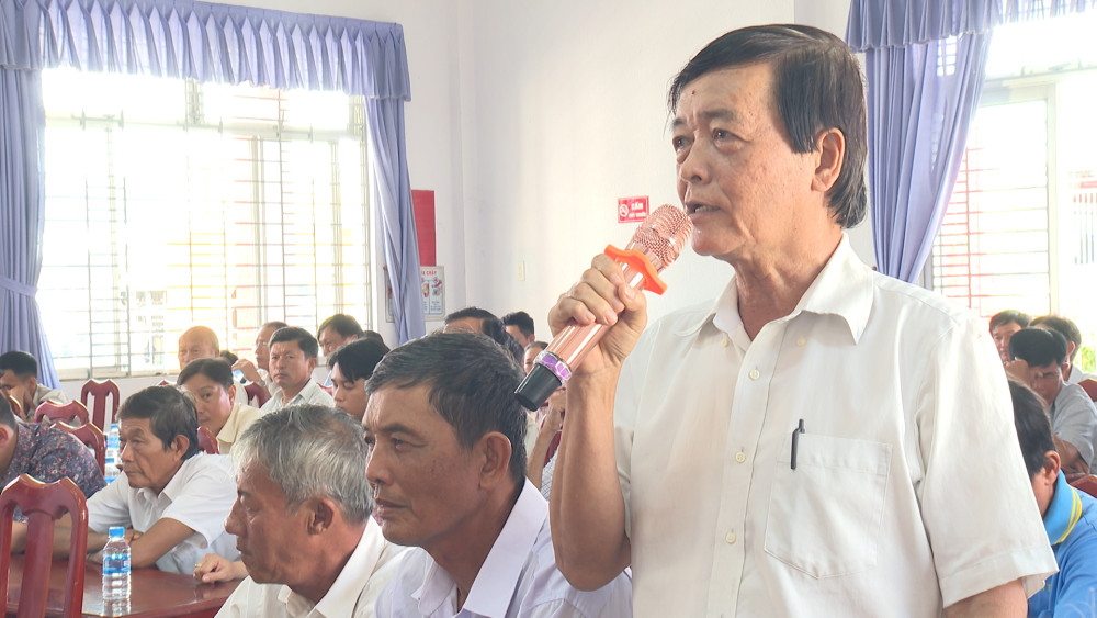 Cử tri xã An Lục Long phát biểu ý kiến tại buổi tiếp xúc