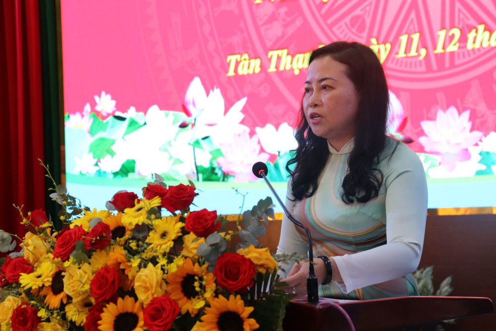 Phó Chủ tịch Thường trực UBMTTQ Việt Nam tỉnh Nguyễn Thị Thu Trinh phát biểu tại Đại hội 