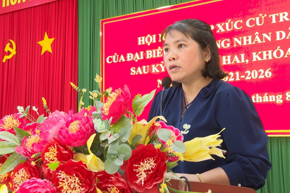Phó Chủ tịch UBND xã Tầm Vu Nguyễn Thị Bích Tuyền trả lời kiến nghị của cử tri