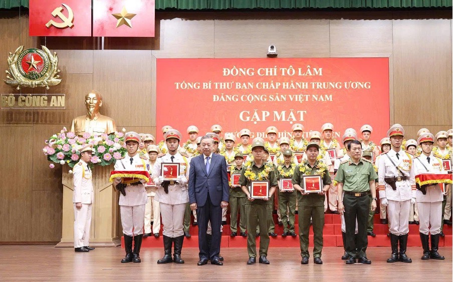 Các tập thể, cá nhân Công an tỉnh Tây Ninh được tuyên dương tại Đại hội Thi đua 