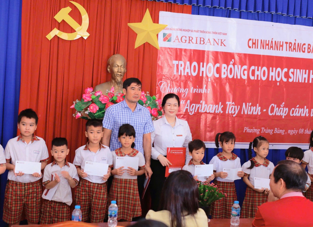 Trao học bổng cho các em học sinh