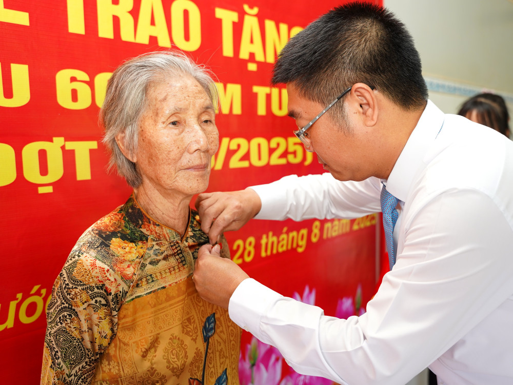 Phó Trưởng ban Thường trực Ban Tuyên giáo và Dân vận Tỉnh ủy Võ Trần Tuấn Thanh trao Huy hiệu 60 năm tuổi Đảng cho đảng viên Nguyễn Thị Vui