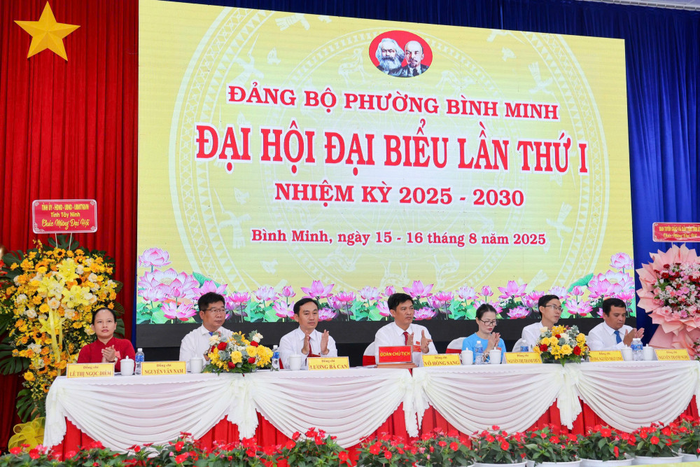 Đoàn Chủ tịch làm việc tại Đại hội