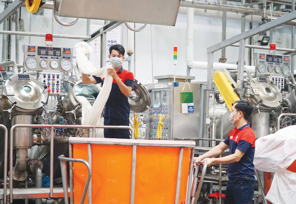 Trên địa bàn phường An Tịnh hiện có 2 khu công nghiệp lớn là Trảng Bàng và Khu chế xuất - công nghiệp Linh Trung III, thu hút 135 công ty với hơn 37.000 công nhân, góp phần giải quyết việc làm, tăng thu nhập cho người dân (Trong ảnh: Công nhân Công ty Cổ phần dệt Trần Hiệp Thành tại Khu công nghiệp Trảng Bàng) Ảnh: TÂM GIANG