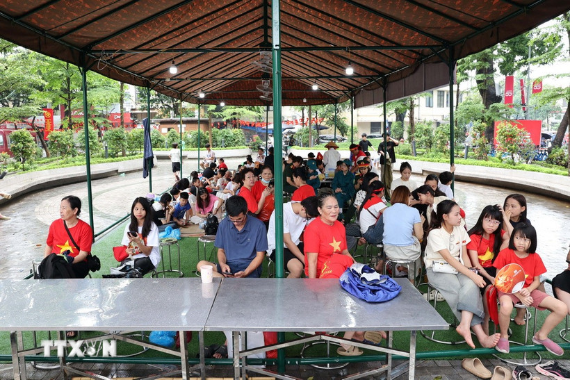 Đông đảo người dân, trong đó có nhiều trẻ em đến từ các địa phương, tập trung xếp hàng phía phố Ngọc Hà để vào Lăng viếng Bác (Ảnh: Hoàng Hiếu/TTXVN)