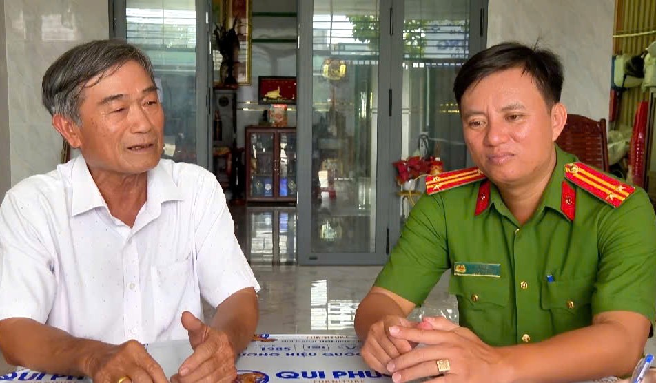 Trung tá Lê Tấn Dư tuyên truyền, vận động người dân cảnh giác với các loại tội phạm
