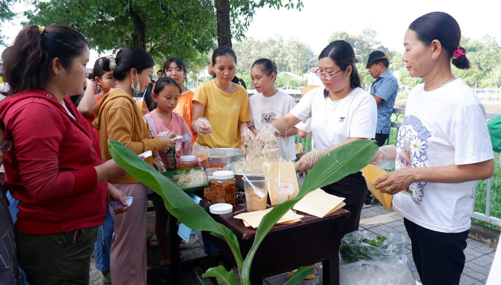 Các món ăn đa dạng phục vụ người dân