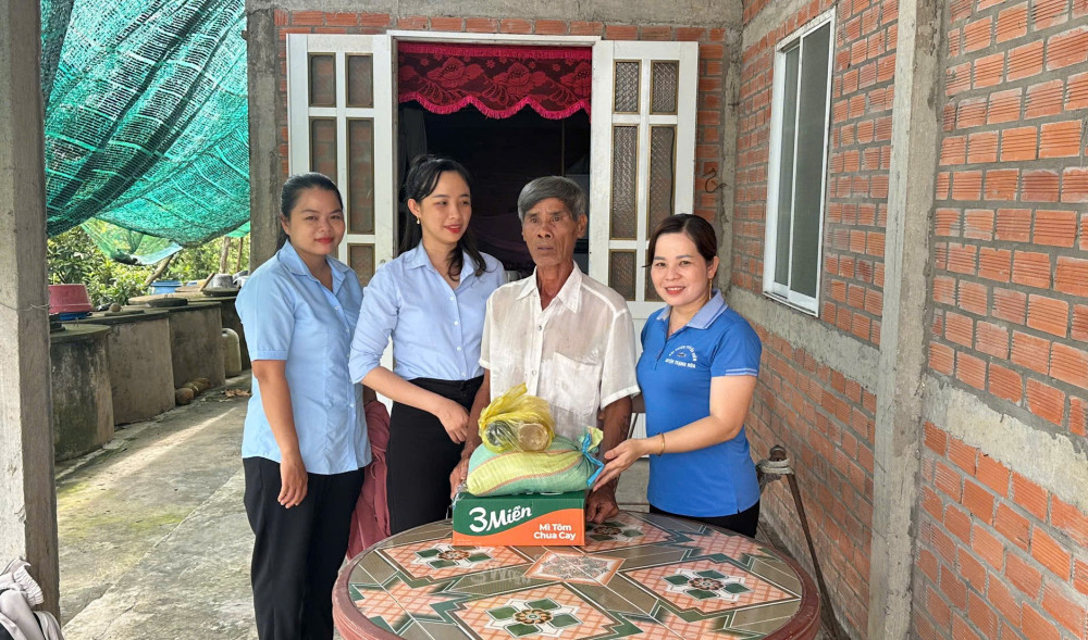 Công thăm hỏi, tặng quà cho người dân thuộc diện chính sách, hộ nghèo, khó khăn được Tân Tây quan tâm thực hiện