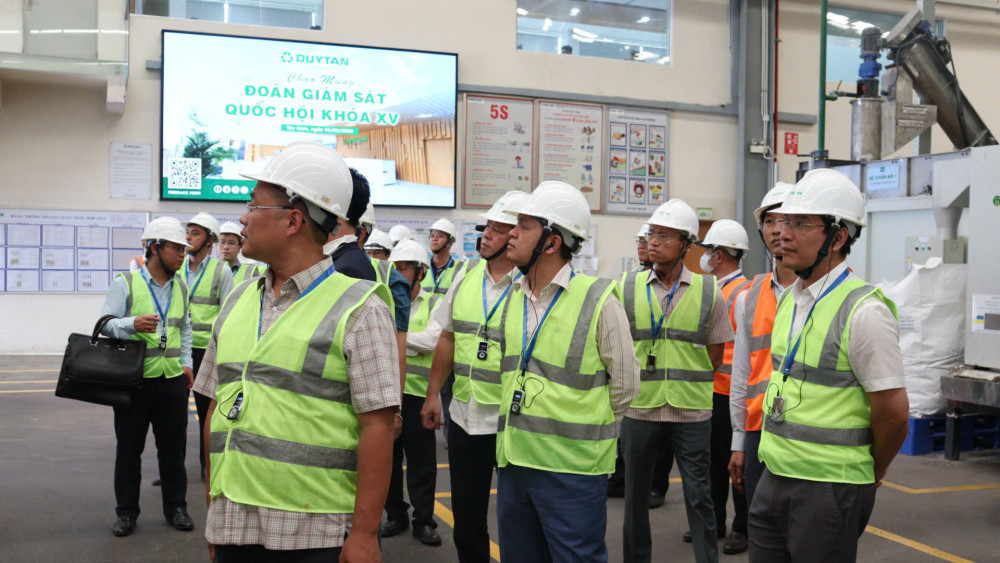 Đoàn khảo sát thực tế tại khu tái chế Công ty TNHH Duy Tân Long An