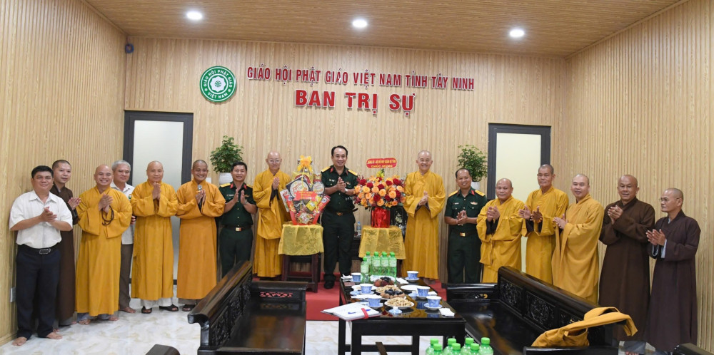 Bộ Chỉ huy Quân sự tỉnh chúc mừng Ban Trị sự Giáo hội Phật giáo Việt Nam tỉnh Tây Ninh hoàn thành việc sắp xếp lại tổ chức