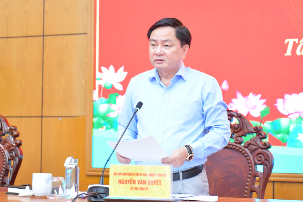 Bí thư Tỉnh ủy, Trưởng ban Chỉ đạo tỉnh Nguyễn Văn Quyết phát biểu tại hội nghị
