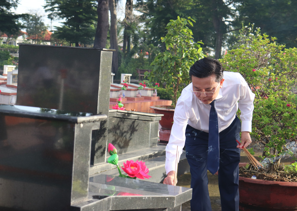 Phó Bí thư Tỉnh ủy, Chủ tịch UBMTTQ Việt Nam tỉnh Nguyễn Thanh Hải thắp hương phần mộ các anh hùng, liệt sĩ 