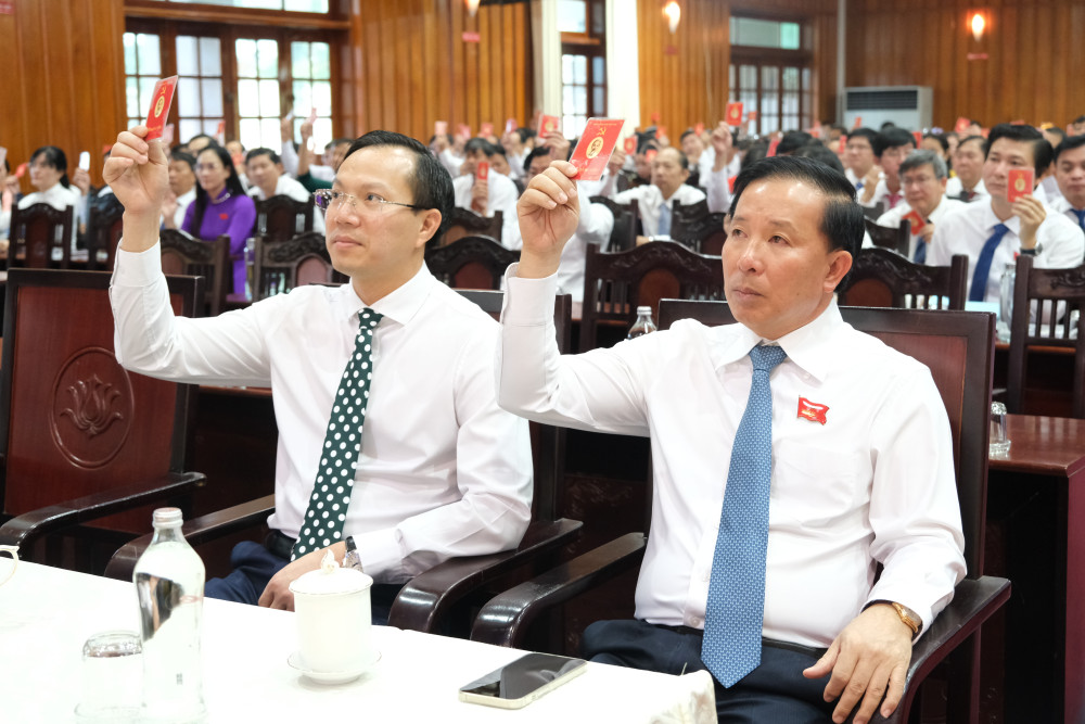 Đại biểu biểu quyết thông qua chương trình làm việc của Đại hội