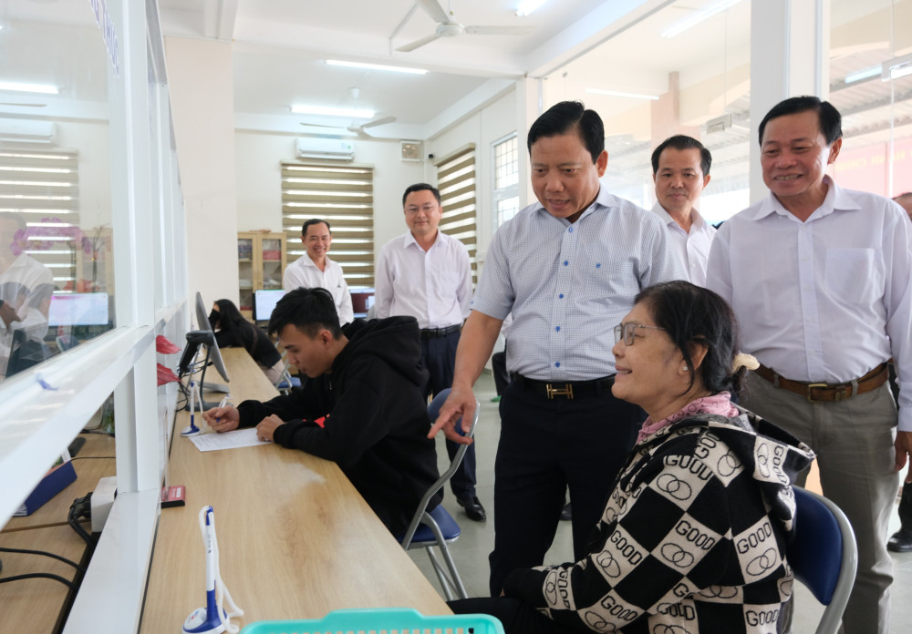 Phó Chủ tịch UBND tỉnh Phạm Tấn Hòa thăm hỏi người dân đến làm thủ tục hành chính tại xã Hiệp Hòa